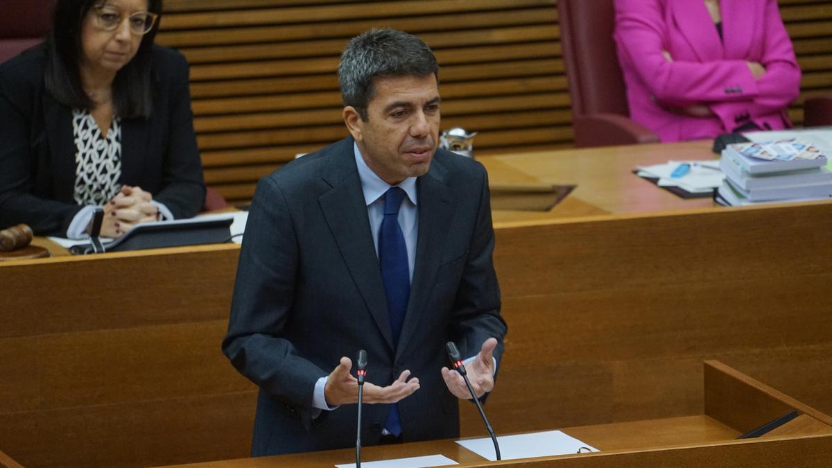 El Presidente de la Generalitat Carlos Mazón interviene durante la sesión de control del Gobierno