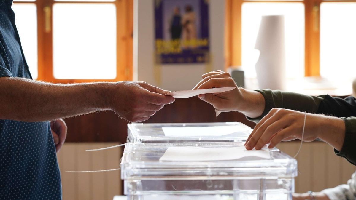 Una mesa electoral durante los pasados comicios municipales del 28 de mayo.