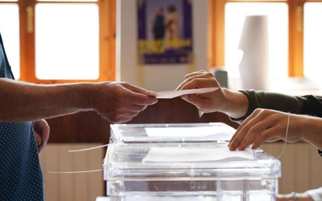 Una mesa electoral durante los pasados comicios municipales del 28 de mayo.
