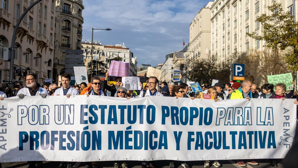 En imágenes: Los médicos mantienen el pulso con Sanidad en una nueva huelga contra el estatuto marco