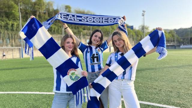 Ane Gimenez, Eider Mendizabal y Garazi Garmendia, aficionadas beasaindarras de la Real Sociedad.