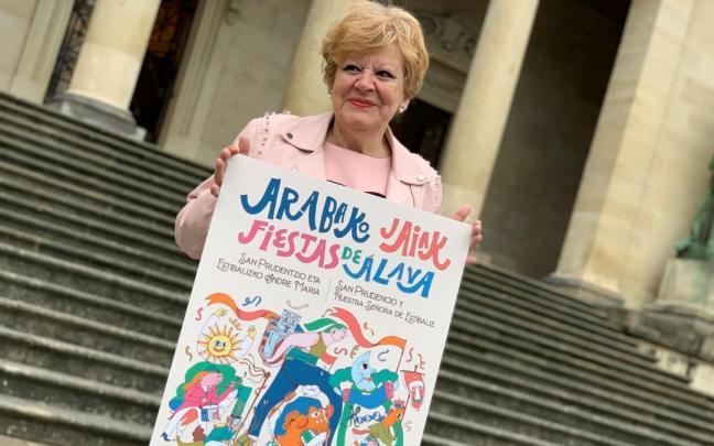 La diputada Ana del Val, con el cartel ganador. CEDIDA La diputada Ana del Val, con el cartel ganador. CEDIDA