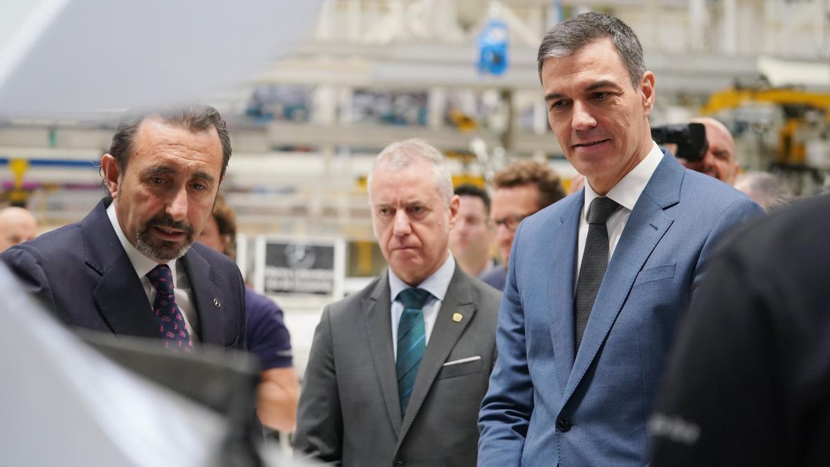 El lehendakari, Iñigo Urkullu, y el presidente del Gobierno español, Pedro Sánchez, durante la visita a la planta de Mercedes-Benz Gasteiz.