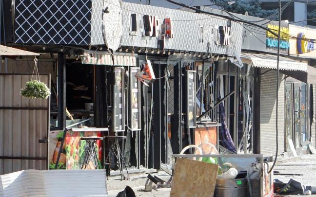 Daños causados por el ataque de misiles cerca de la estación de autobús Daños causados por el ataque de misiles cerca de la estación de autobús