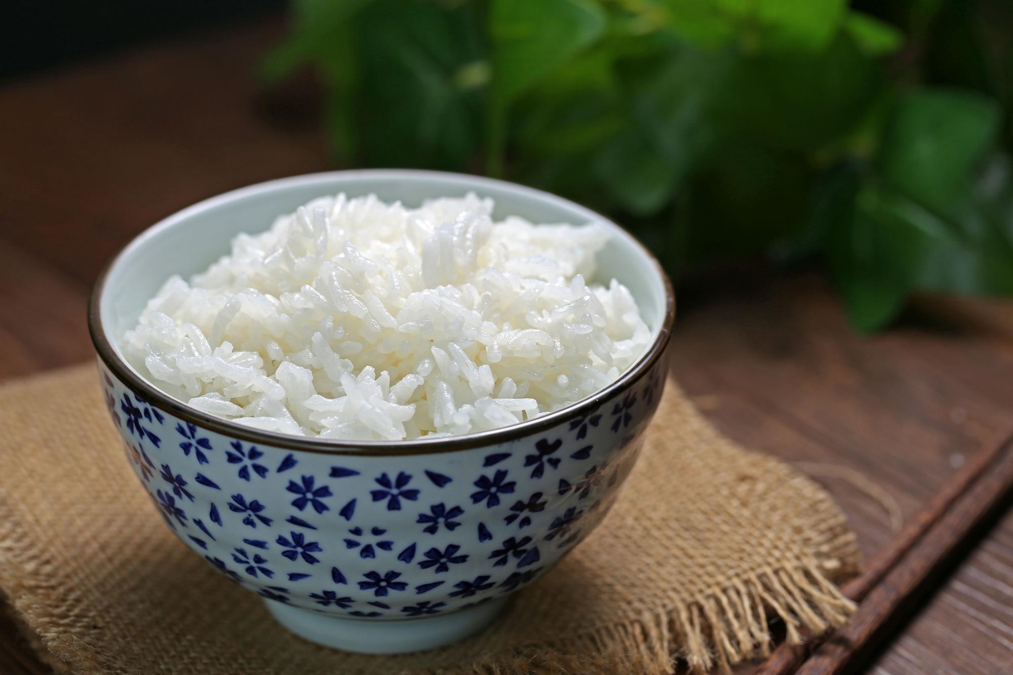 Arroz blanco estilo asiático.