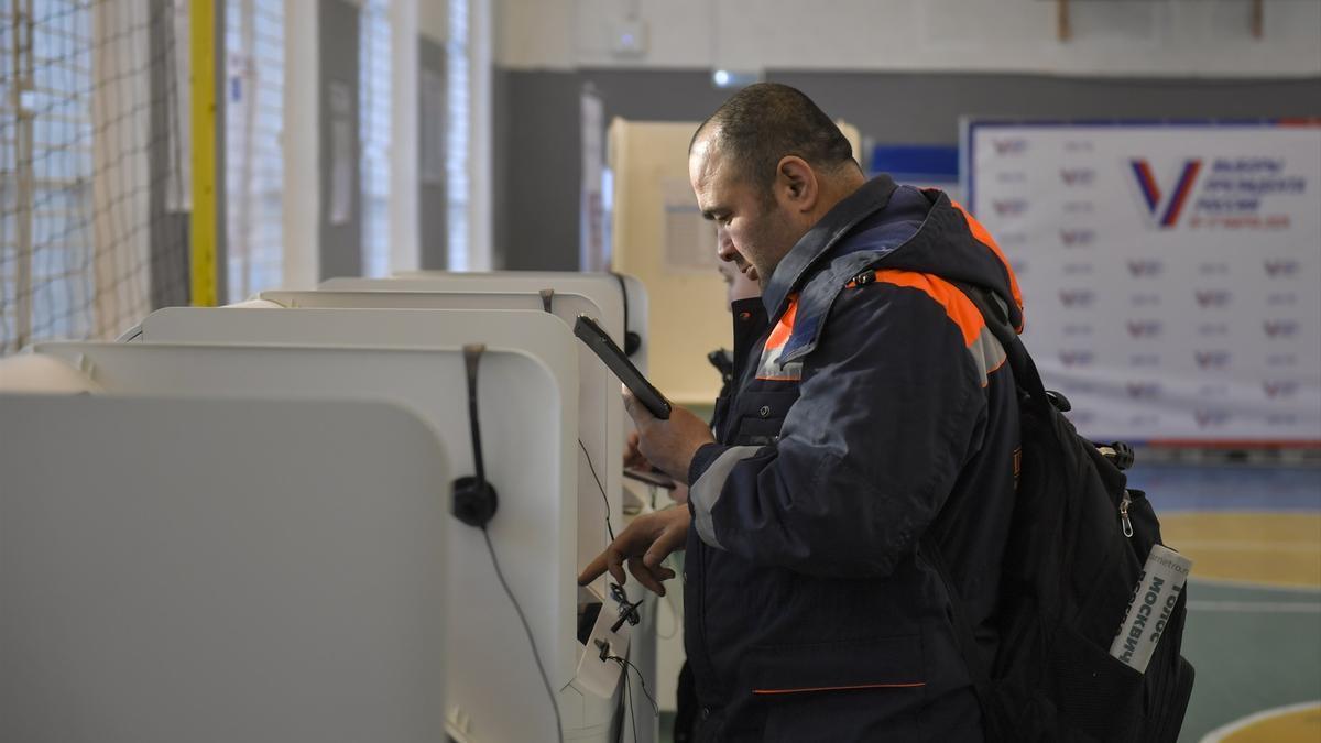 Un hombre ejerciendo su derecho al voto en las elecciones presidenciales en Rusia.