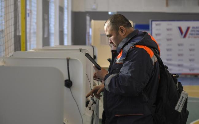 Un hombre ejerciendo su derecho al voto en las elecciones presidenciales en Rusia.