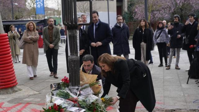 Ofrenda floral en recuerdo a las víctimas del 3 de marzo