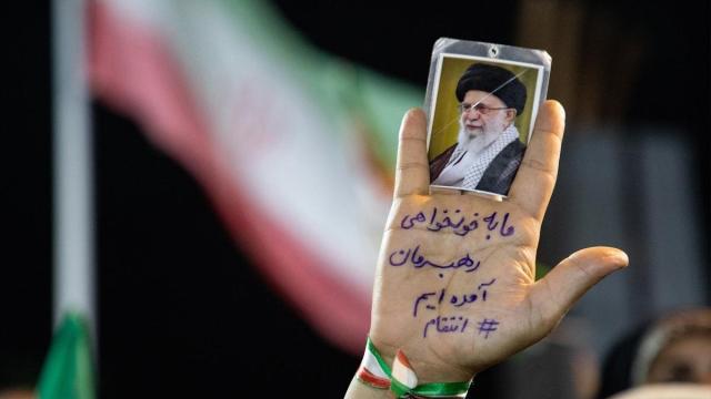 Irán promete castigar a los responsables de la muerte de Alí Jamenei.