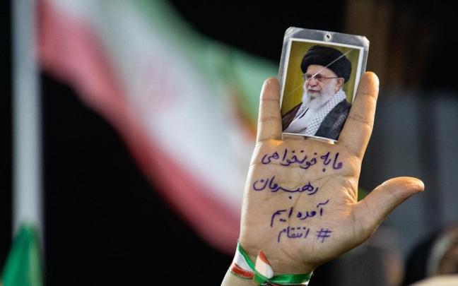 Irán promete castigar a los responsables de la muerte de Alí Jamenei.