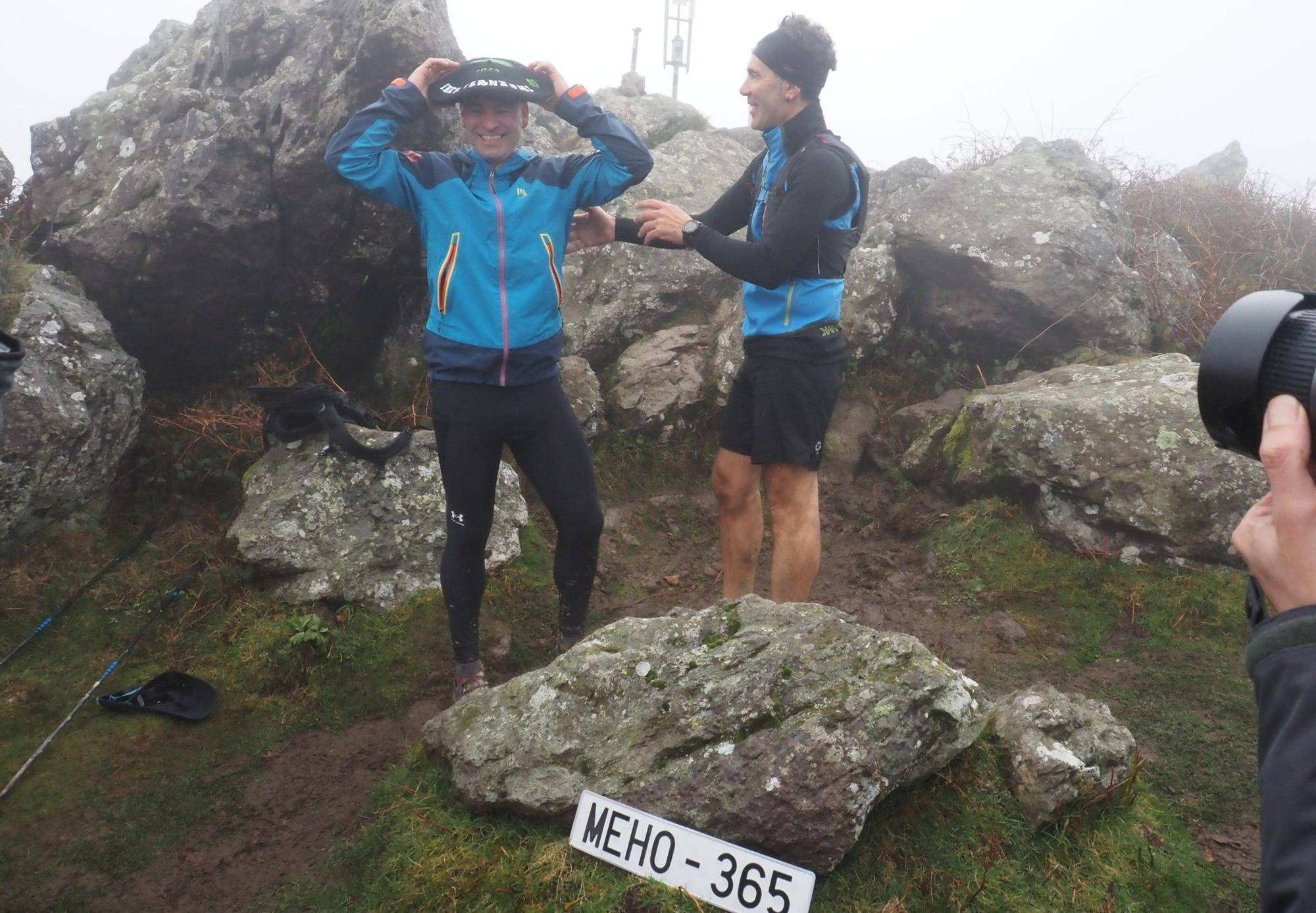 Iban Fernández se coloca la txapela que le entregaron sus amigos como reconocimiento al esfuerzo que ha hecho para completar el desafío.