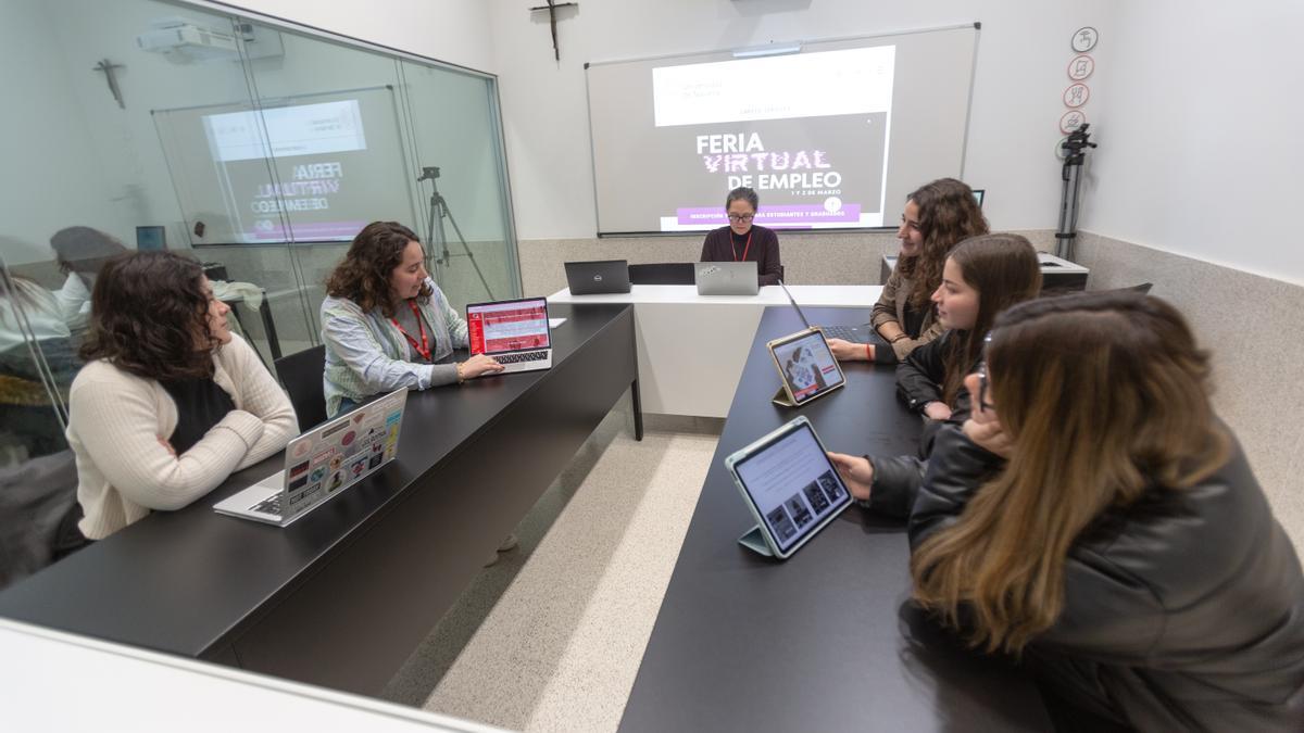 Career Services atendió a los estudiantes que tenían dudas sobre el funcionamiento de la Feria en el edificio Amigos de la Universidad de Navarra.