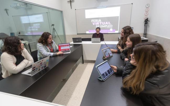 Career Services atendió a los estudiantes que tenían dudas sobre el funcionamiento de la Feria en el edificio Amigos de la Universidad de Navarra.