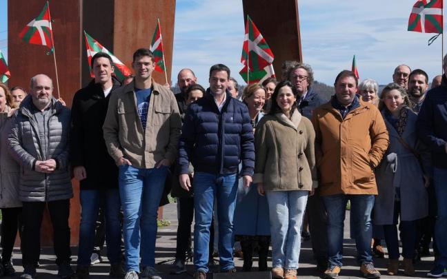 El candidato a lehendakari del PNV, Imanol Pradales, en un acto por la democracia en Elgeta (Gipuzkoa).