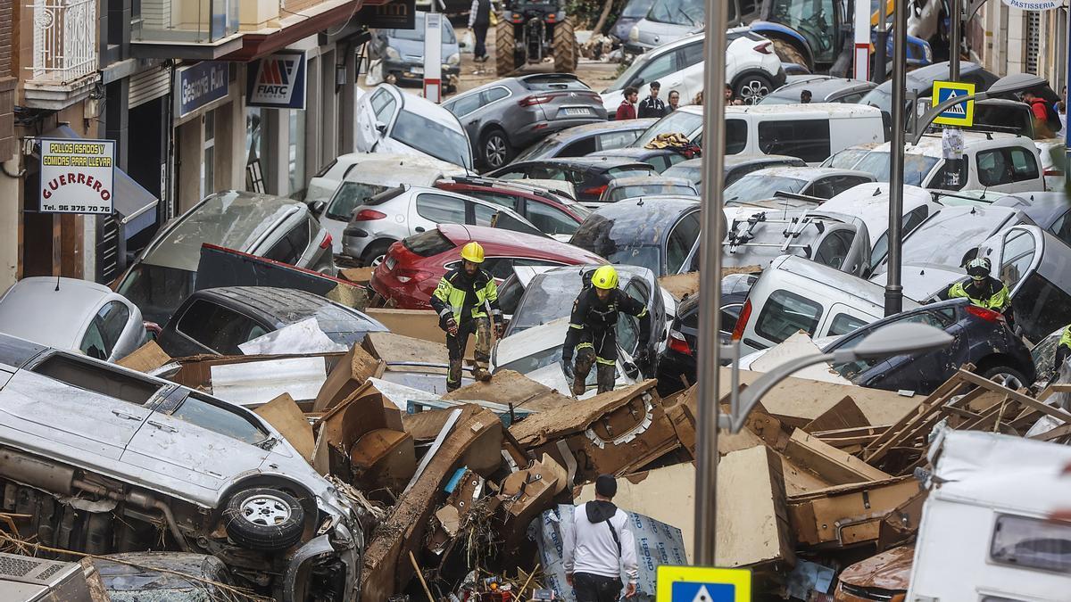 Decenas de coches amontonados durante la dana.