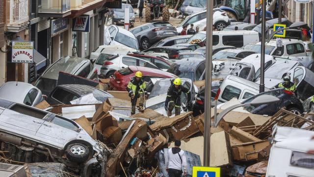 Decenas de coches amontonados durante la dana.
