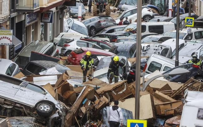 Decenas de coches amontonados durante la dana.