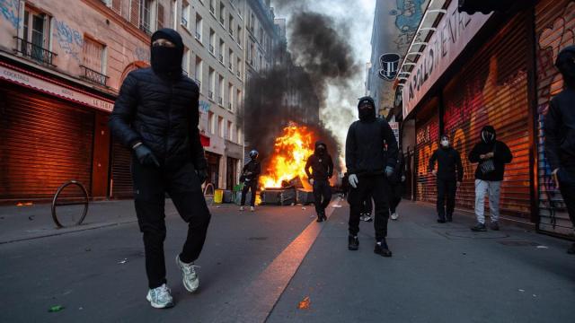 Graves disturbios en Francia cerca de la plaza de La República.