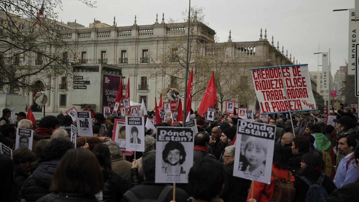 La manifestación por el 50 aniversario del golpe de Estado en Chile, en las inmediaciones de La Casa de la Moneda