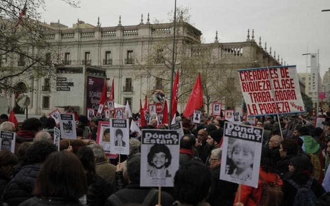 La manifestación por el 50 aniversario del golpe de Estado en Chile, en las inmediaciones de La Casa de la Moneda La manifestación por el 50 aniversario del golpe de Estado en Chile, en las inmediaciones de La Casa de la Moneda