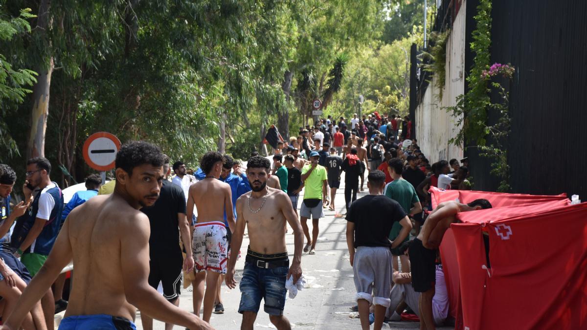 Decenas de personas esperan en el Centro de Estancia Temporal de Inmigrantes (CETI), a 30 de julio de 2026, en Ceuta (EspaÃ±a). Centenares de personas de origen magrebÃ­ han cruzado a lo largo de la maÃ±ana de hoy a Ceuta desde Marruecos, a nado y por el espigÃ³n, y una multitud estÃ¡ esperando al otro lado de la frontera para poder entrar en la ciudad autÃ³noma de la misma manera. En la Ãºltima semana lo han hecho ya mÃ¡s de 2.000 migrantes.
Europa Press / Europa Press
30/7/2026