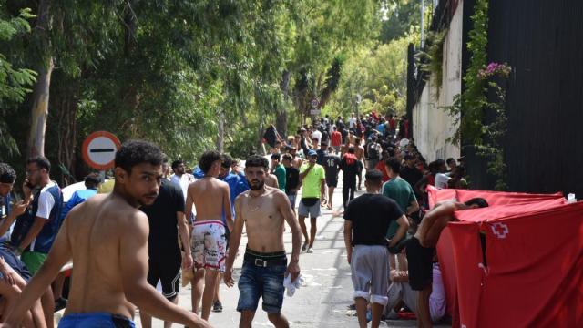 Decenas de personas esperan en el Centro de Estancia Temporal de Inmigrantes (CETI), a 30 de julio de 2026, en Ceuta (EspaÃ±a). Centenares de personas de origen magrebÃ­ han cruzado a lo largo de la maÃ±ana de hoy a Ceuta des