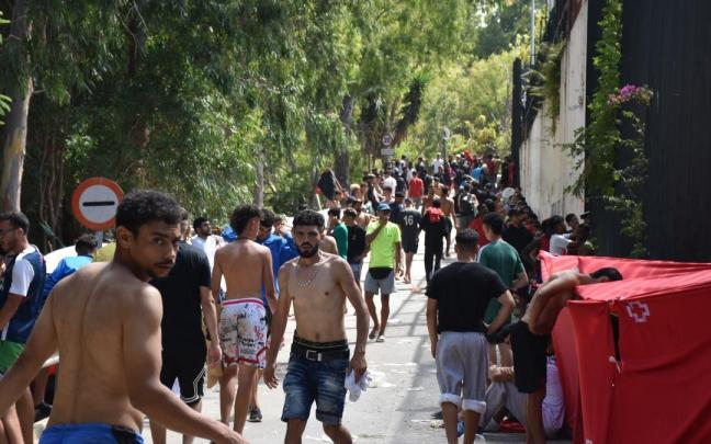 Decenas de personas esperan en el Centro de Estancia Temporal de Inmigrantes (CETI), a 30 de julio de 2026, en Ceuta (EspaÃ±a). Centenares de personas de origen magrebÃ­ han cruzado a lo largo de la maÃ±ana de hoy a Ceuta des