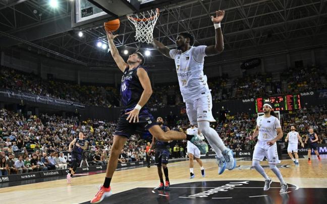 Martin Krampelj lanza anota en la canasta del San Pablo Burgos. / OSKAR GONZÁLEZ