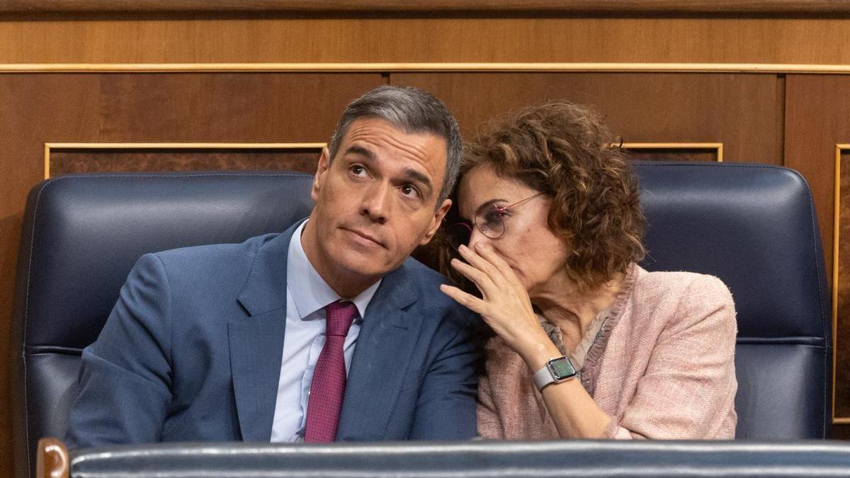 Pedro Sánchez junto a la ministra María Jesús Montero en el Congreso.