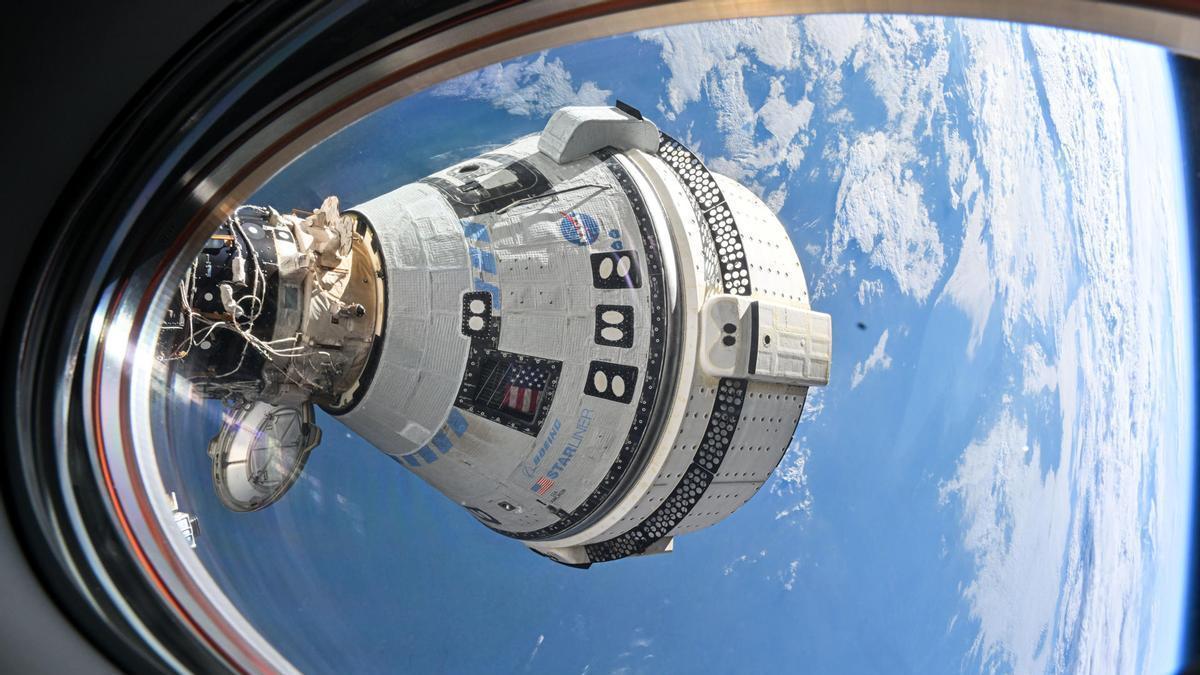 Fotografía sin fecha cedida por NASA tomada desde una ventana de la nave espacial SpaceX Dragon Endeavour donde se muestra a la cápsula Starliner.