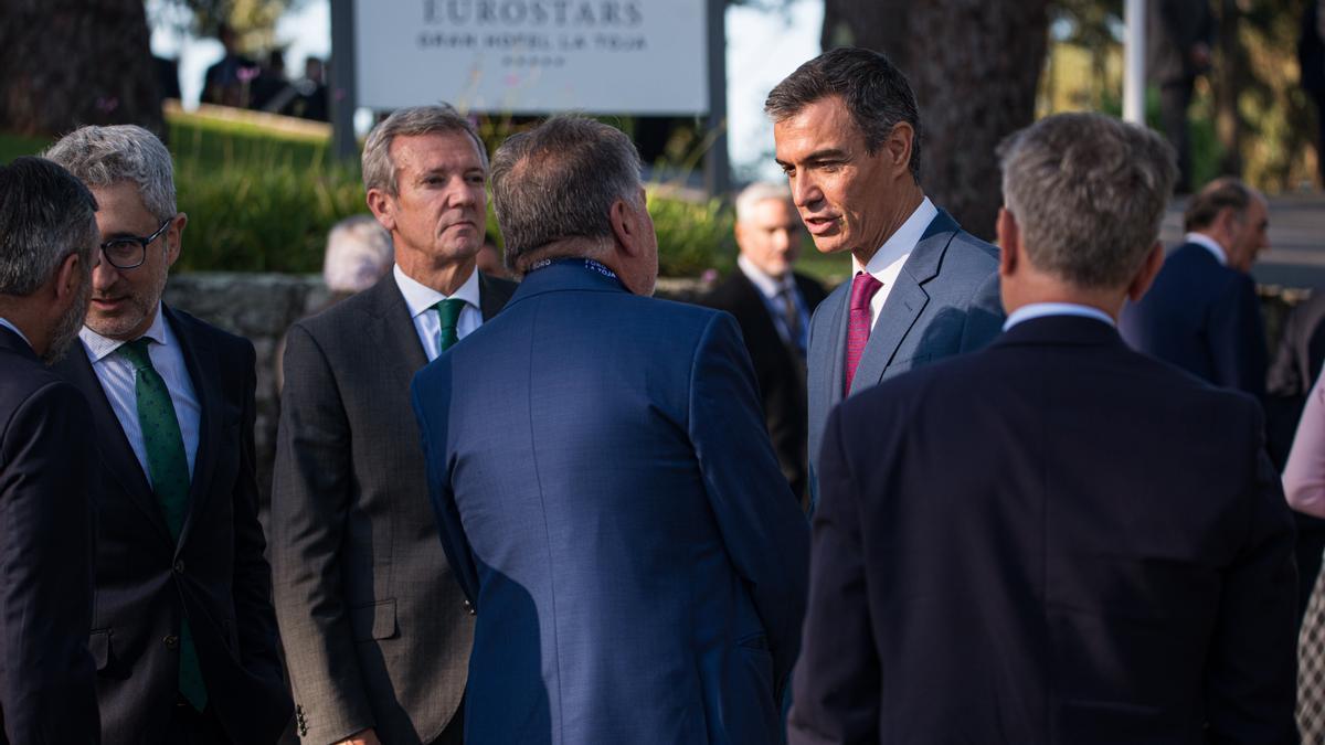 El presidente del Gobierno, Pedro Sánchez y el presidente de la Xunta de Galicia, Alfonso Rueda, durante la inauguración del Foro La Toja