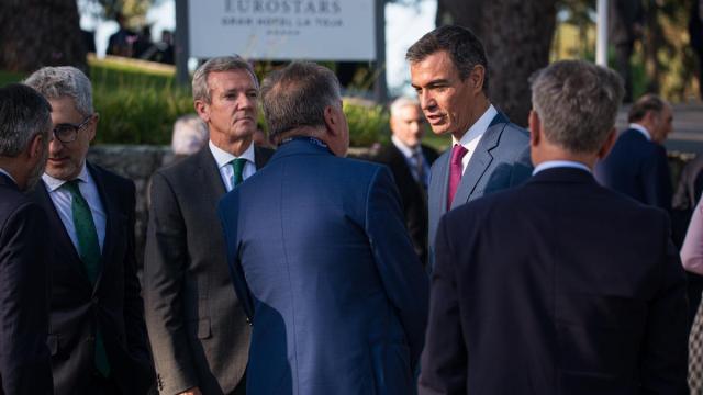 El presidente del Gobierno, Pedro Sánchez y el presidente de la Xunta de Galicia, Alfonso Rueda, durante la inauguración del Foro La Toja
