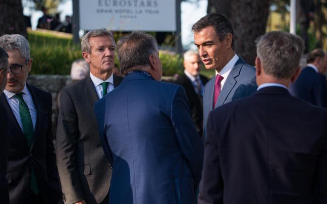 El presidente del Gobierno, Pedro Sánchez y el presidente de la Xunta de Galicia, Alfonso Rueda, durante la inauguración del Foro La Toja