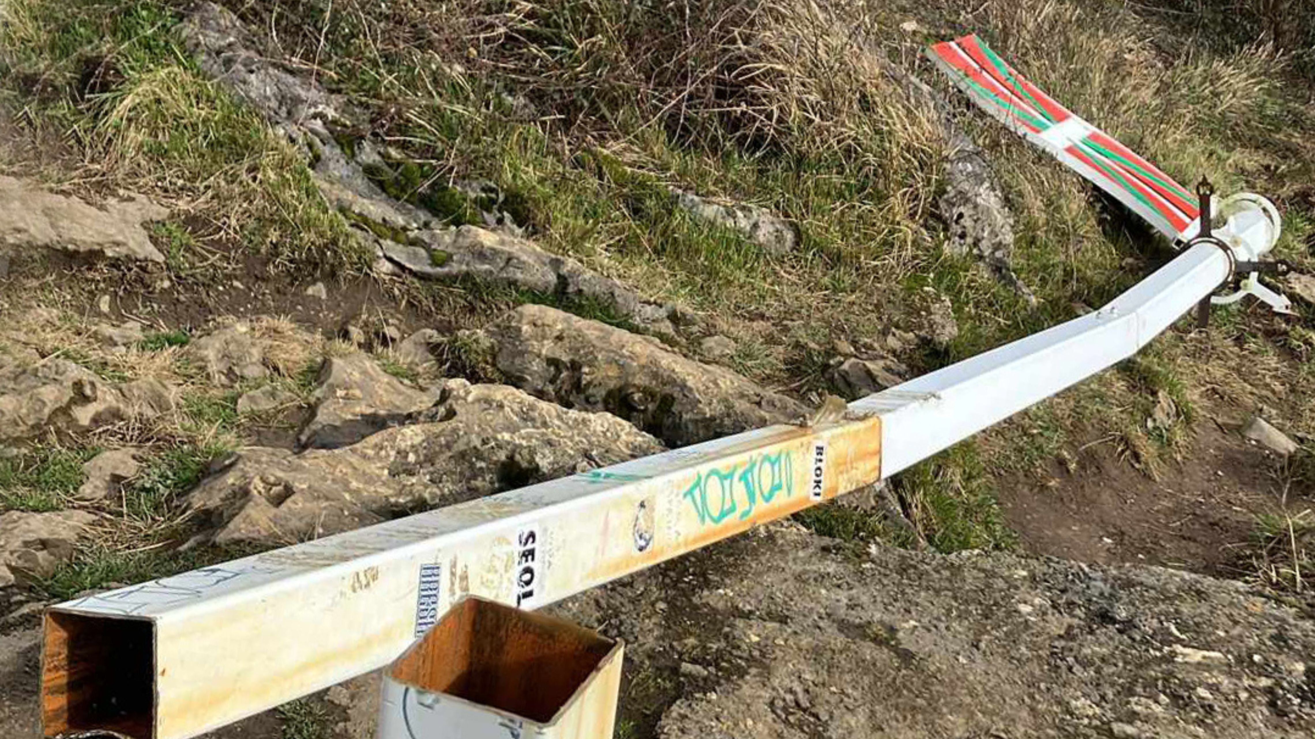Imagen de la ikurriña saboteada en el monte Buruntza