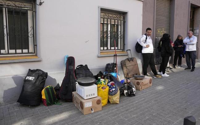 Varios de los vecinos desalojados en Badalona. / EFE Varios de los vecinos desalojados en Badalona.