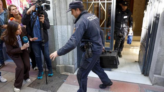 La UDEF registra el despacho de Zapatero en junto a la sede del PSOE en Ferraz.