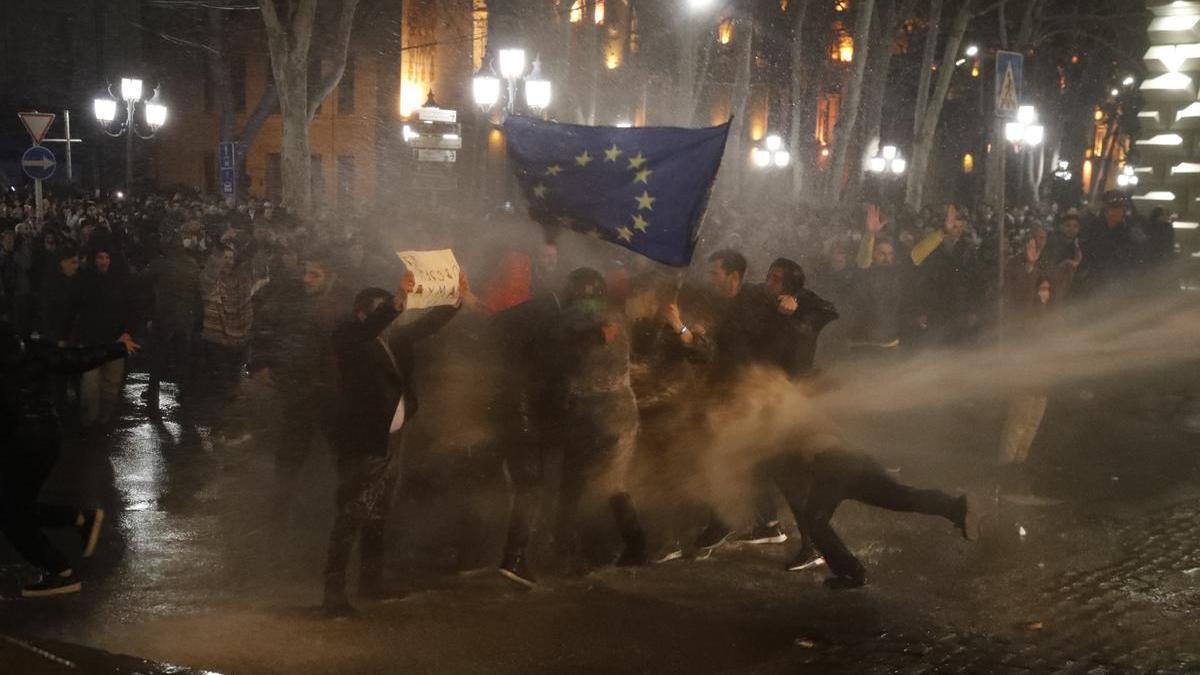 La Policía usa cañones de agua para dispersar las protestas en Georgia.