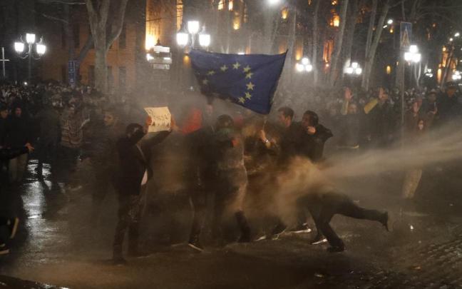 La Policía usa cañones de agua para dispersar las protestas en Georgia.