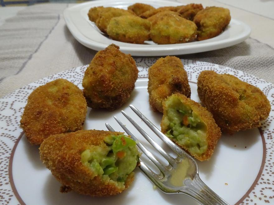Croquetas de guisante y zanahoría listas para comer.