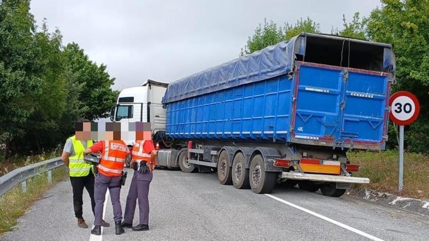 Las agentes de la policía junto al conductor del camión.