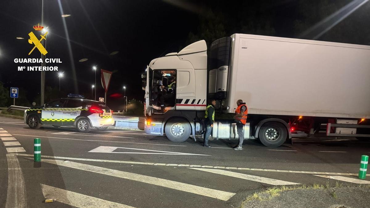 Agentes de la Guardia Civil durante la detención del camionero.