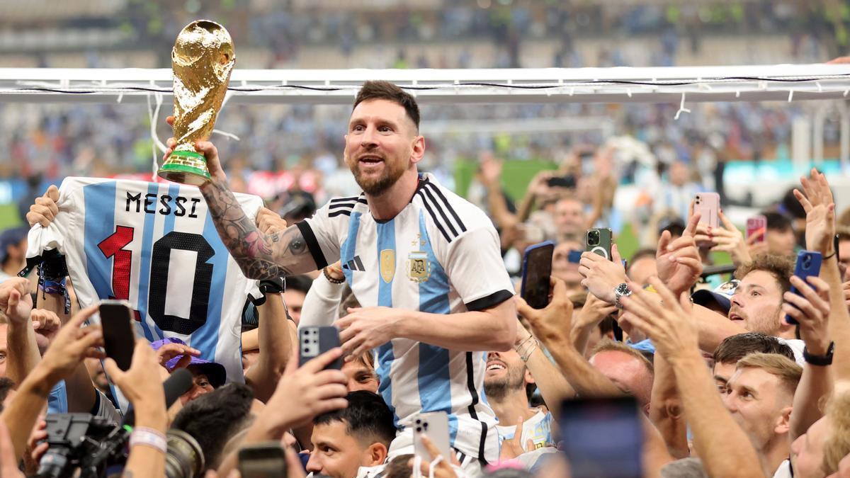 Leo Messi alza el trofeo de la Copa del Mundo tras la conquista de Argentina.