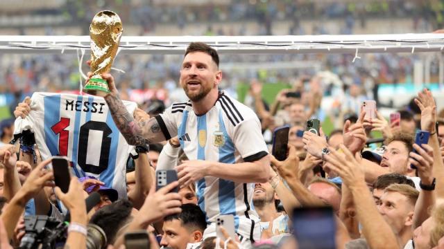 Leo Messi alza el trofeo de la Copa del Mundo tras la conquista de Argentina.