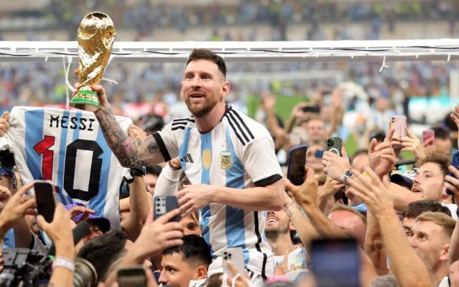 Leo Messi alza el trofeo de la Copa del Mundo tras la conquista de Argentina.