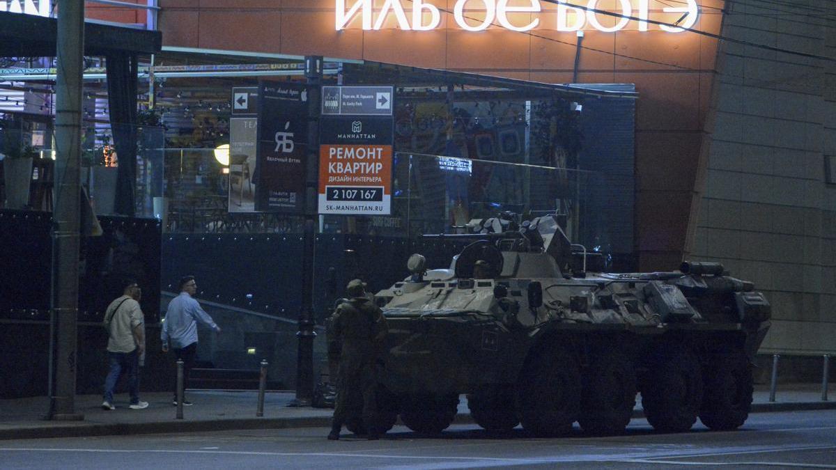 Un tanque de Wagner por las calles de la ciudad rusa de Rostov.