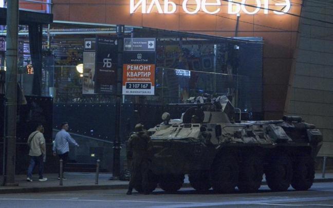 Un tanque de Wagner por las calles de la ciudad rusa de Rostov.