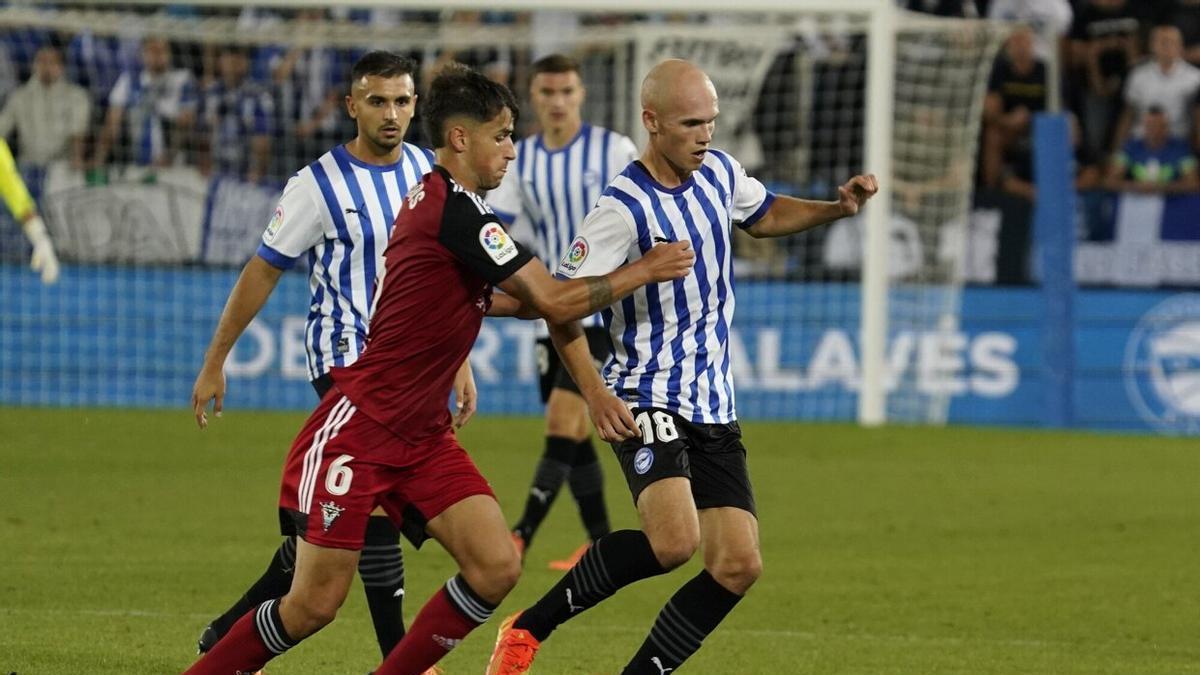 Guridi asegura el balón ante la insistencia de Prados