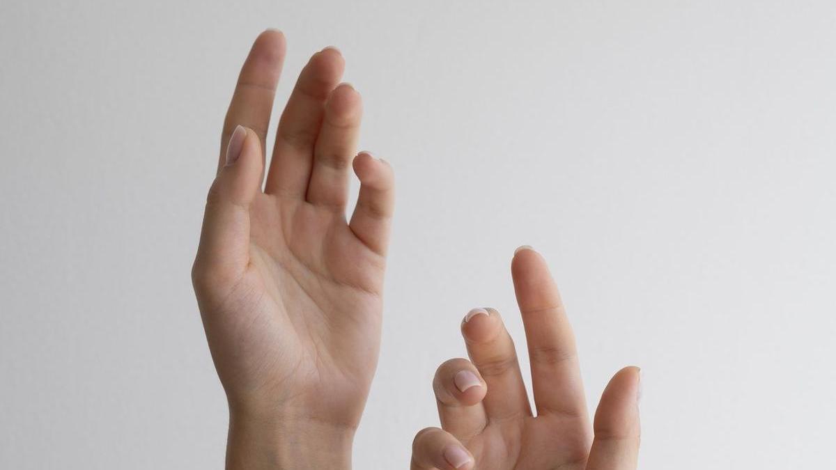 Los primeros síntomas son los problemas de movilidad de la mano y las malformaciones.