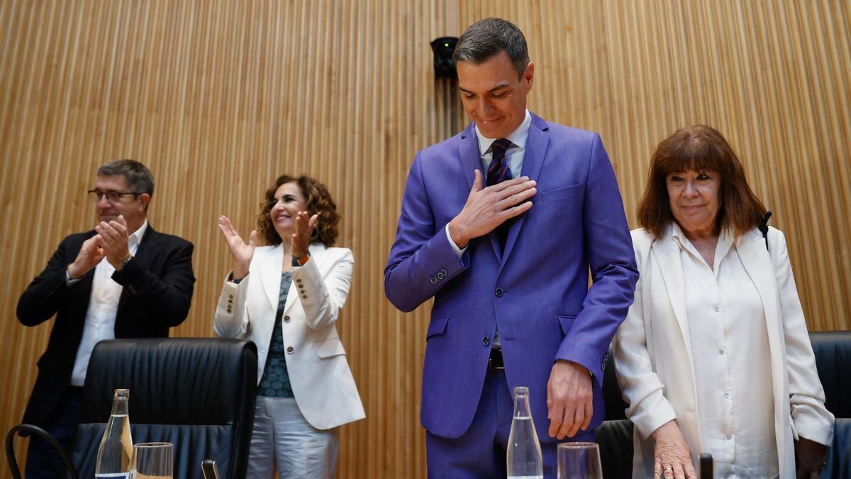 El presidente del Gobierno español, Pedro Sánchez, agradece los aplausos de los senadores y diputados del PSOE.