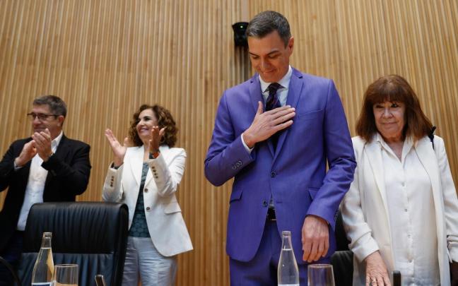 El presidente del Gobierno español, Pedro Sánchez, agradece los aplausos de los senadores y diputados del PSOE.